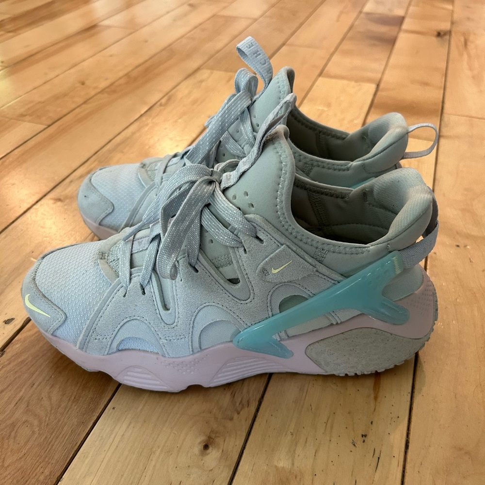 Nike air Hurache craft, women’s size 8 1/2. Light mint, with blush and tan.